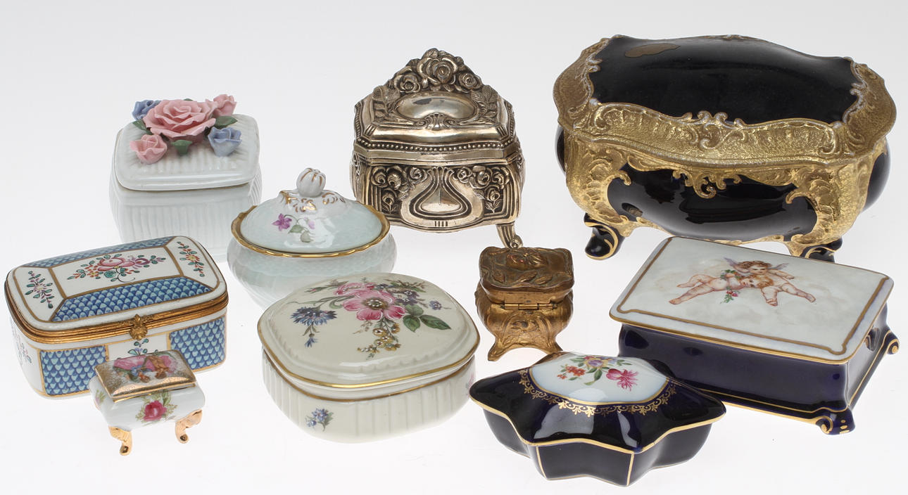 ASKAR/SKRIN, 10 st, mestadels i porslin.