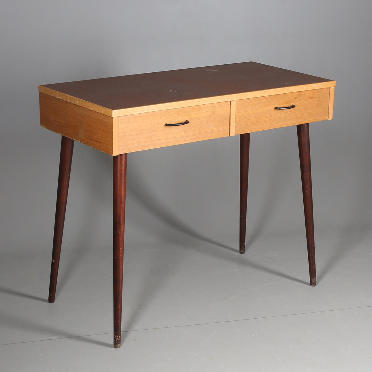 BORD, tär/skinn, 1900-talets andra hälft.