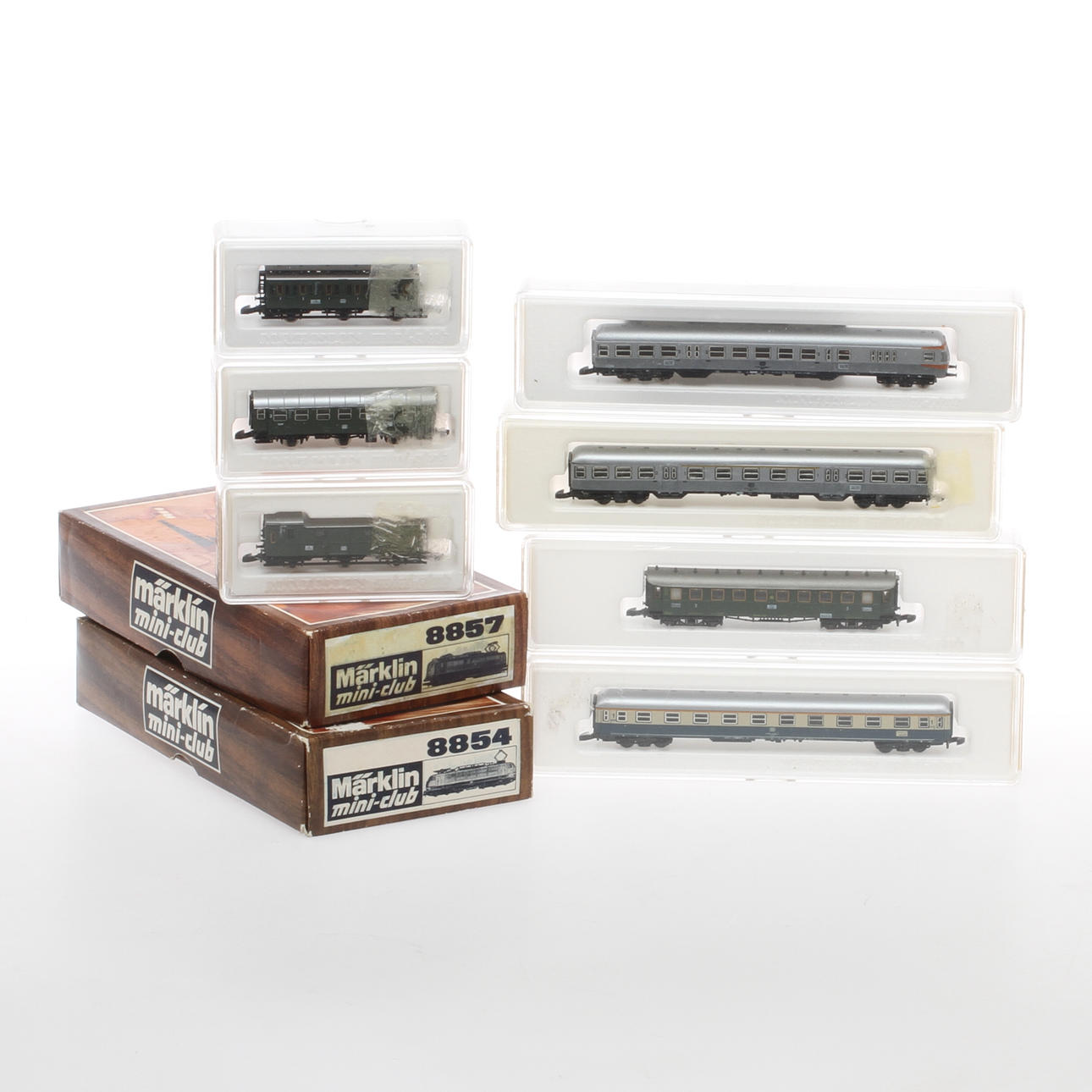 MÄRKLIN Z Mini-Club elektrolok 8854,elektrolok 8857 och 7 personvagnar i originalkartonger.