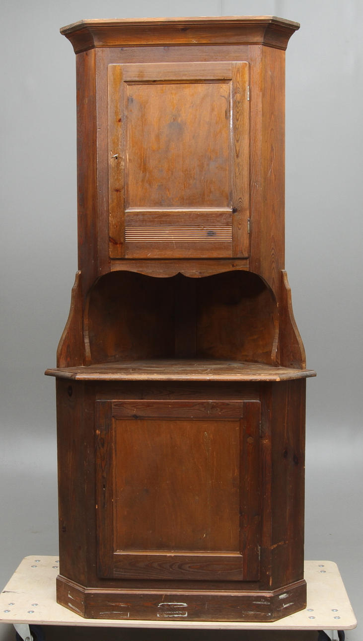 HÖRNSKÅP, 1900-tal.