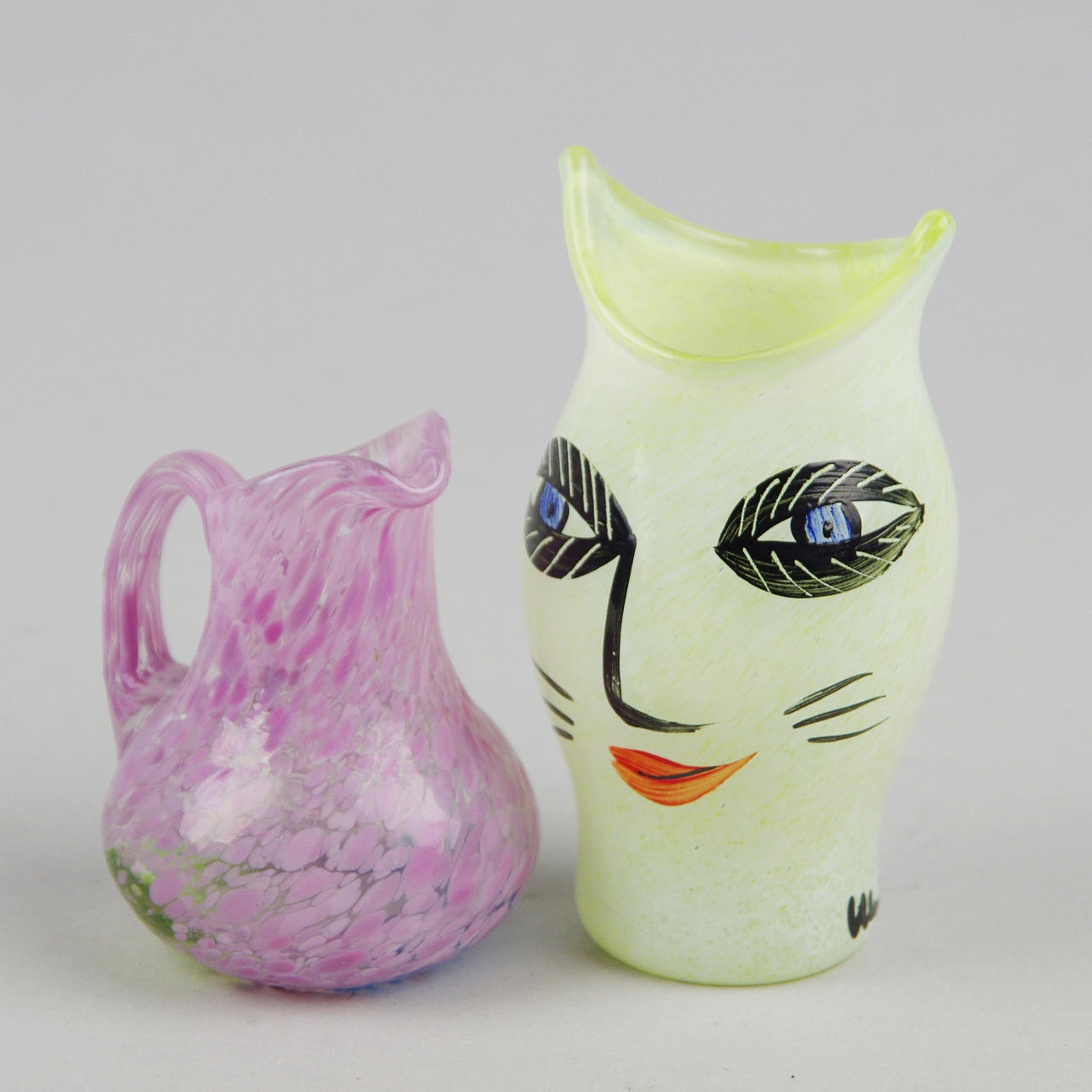 ULRICA HYDMAN-VALLIEN. 2 miniatyrvaser, Kosta Boda, signerade.