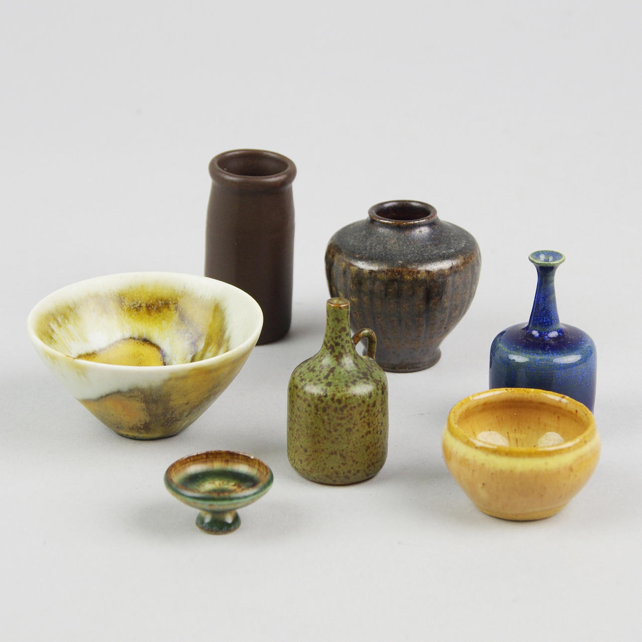 MINIATYRER, 7 stycken, keramik, bl.a. Wallåkra och Höganäs.