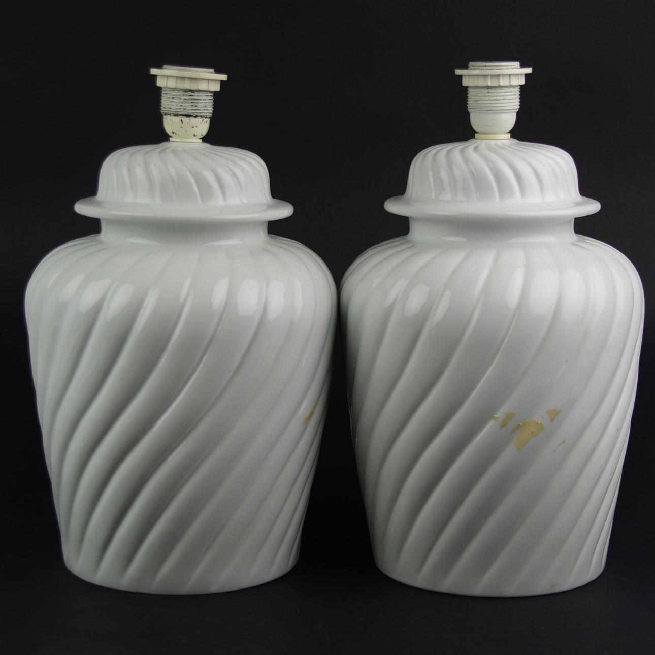 BORDSLAMPOR, 1 par, vitt porslin, sent 1900-tal.