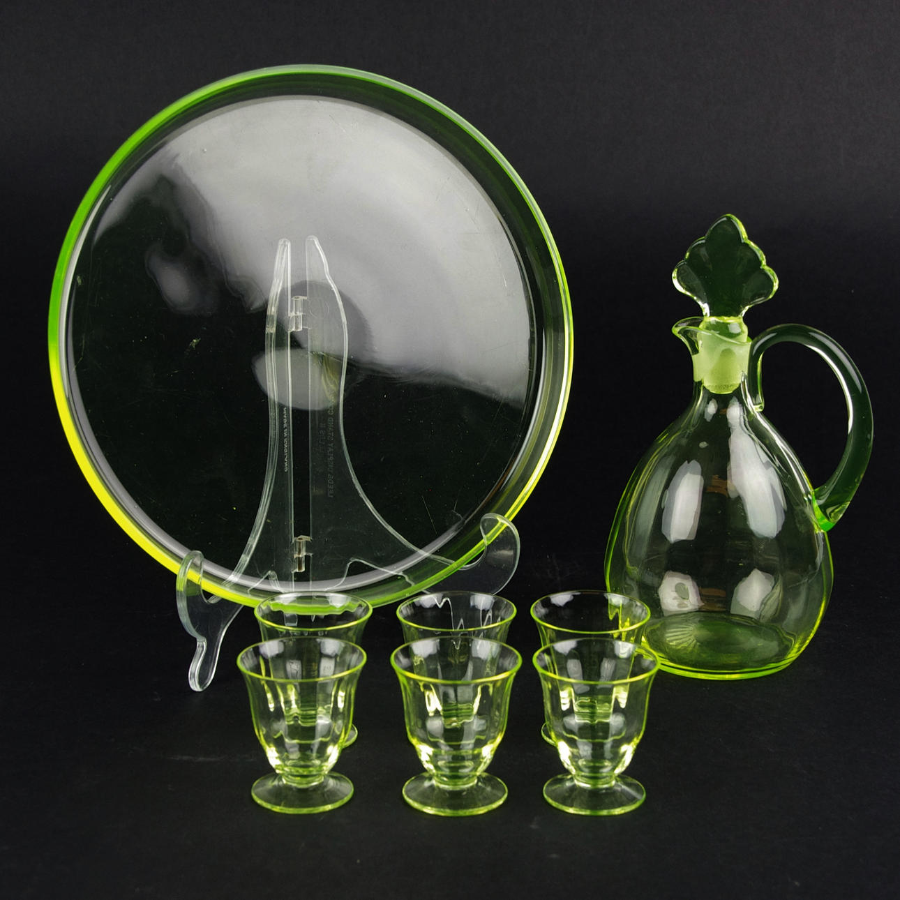 LIKÖRSERVIS, gul/grönt glas, 1900-talets mitt.