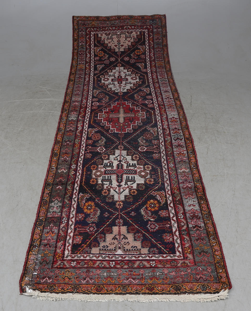 MATTA, orientalisk, gallerimodell, 1900-tal. ca. 298 x 103 cm.