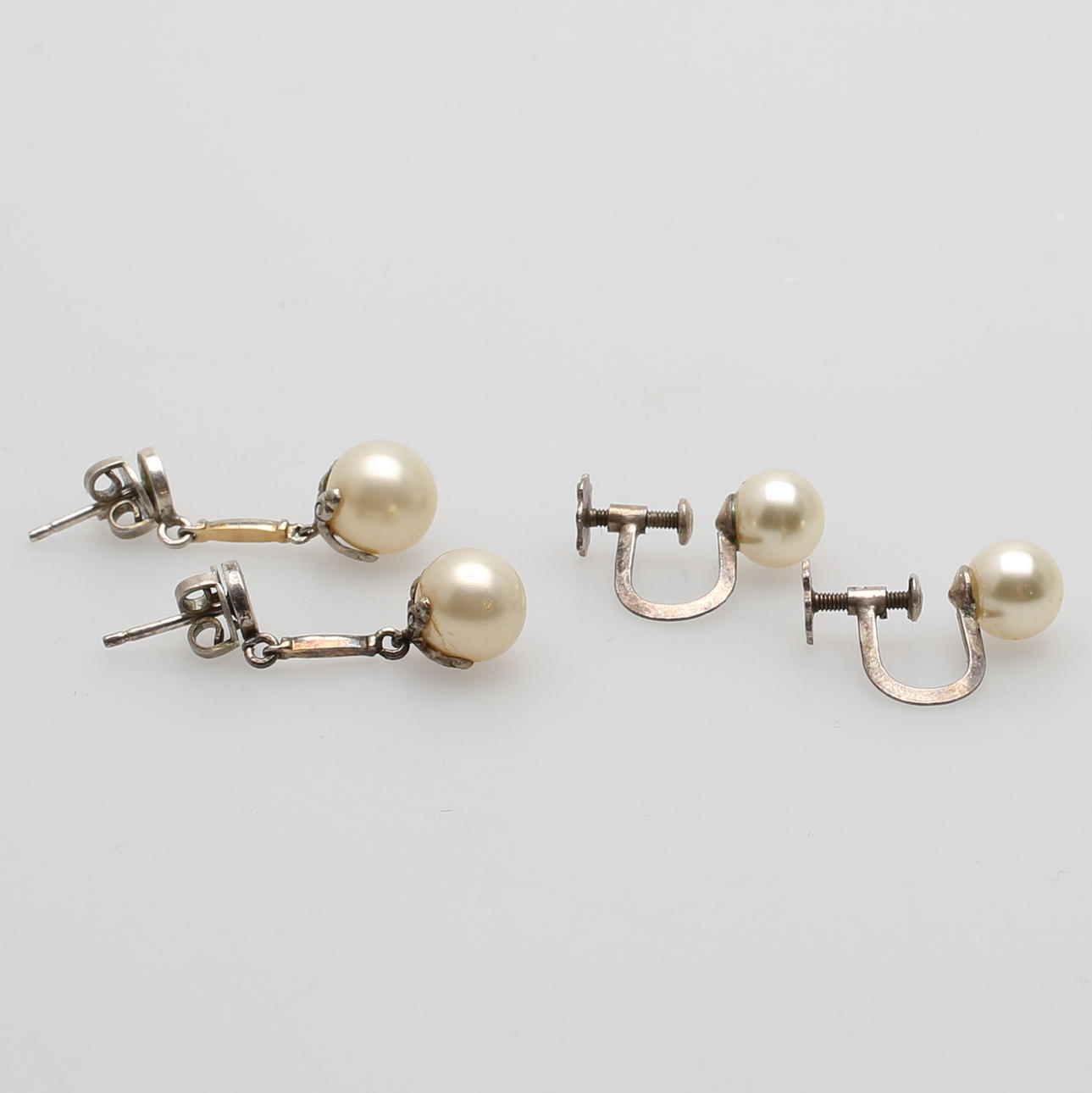 ÖRHÄNGEN, 2 par, 8K vitguld samt silver.