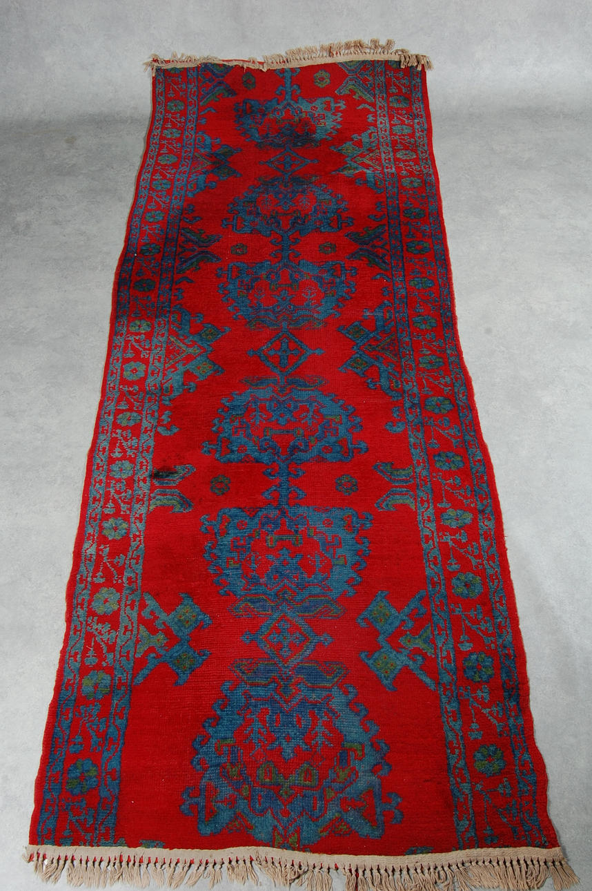 MATTA, Ushak, 340 x 130 cm.