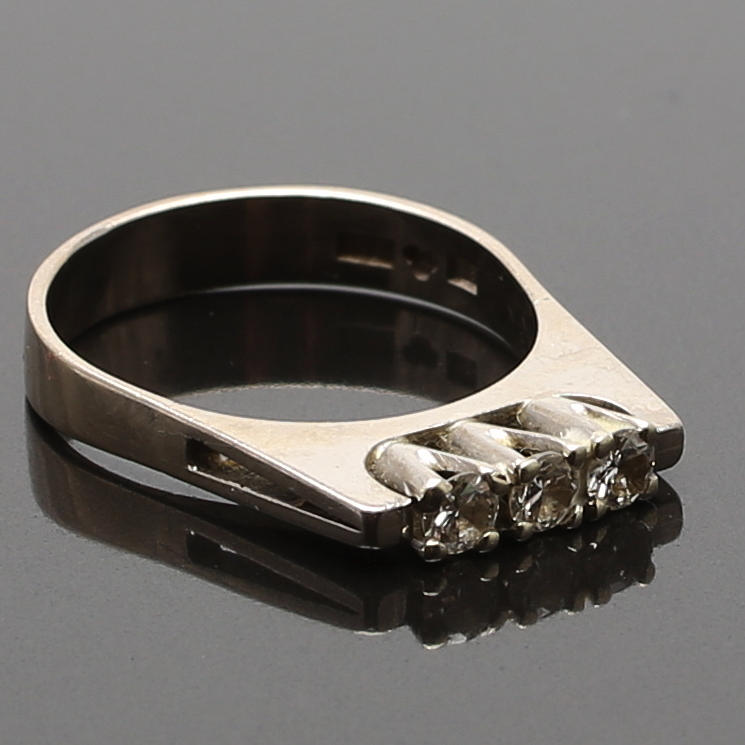 RING i 18K vitguld besatt med 3 diamanter, 0,3 carat.