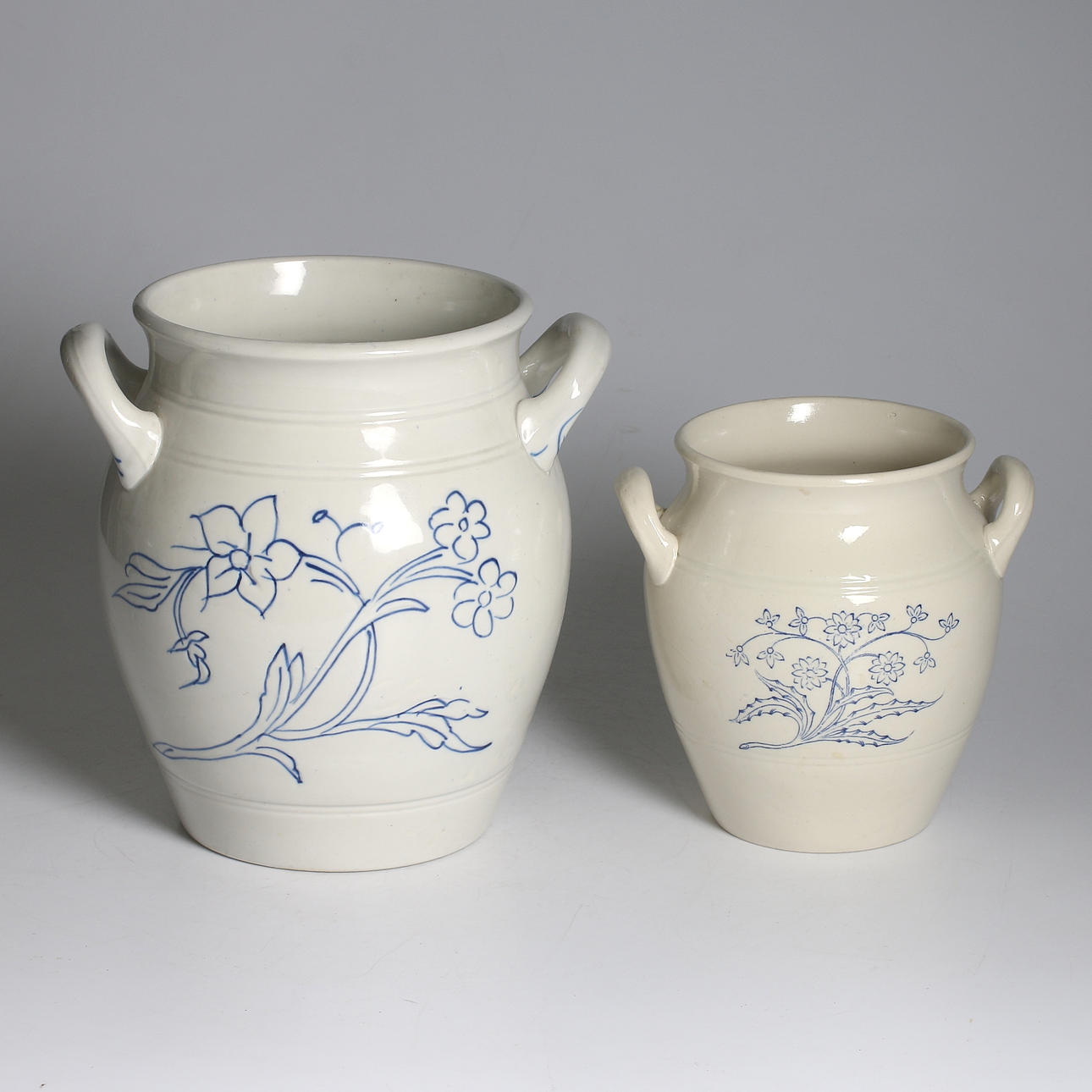 KRUKOR, 2 st, stengods, Rörstrand och Gustafsberg, omkring sekelskiftet 18/1900.