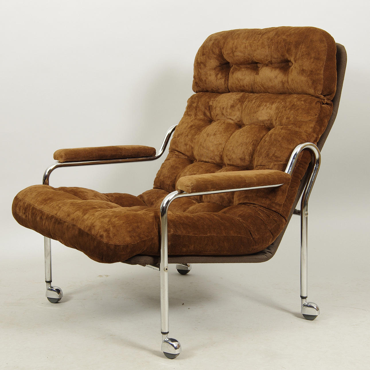 FÅTÖLJ, brun klädsel med kromunderrede.