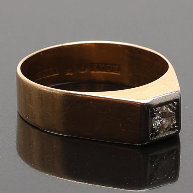 Ring i 18K gulguld besatt med diamant 0,1 carat.