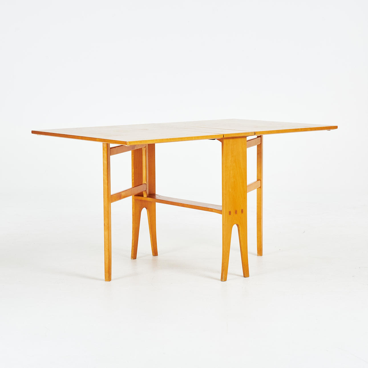 CARL MALMSTEN. Percussion table “Talavid”, birch with two strokes, for Waggeryds, second half of the 20th century, label marked.