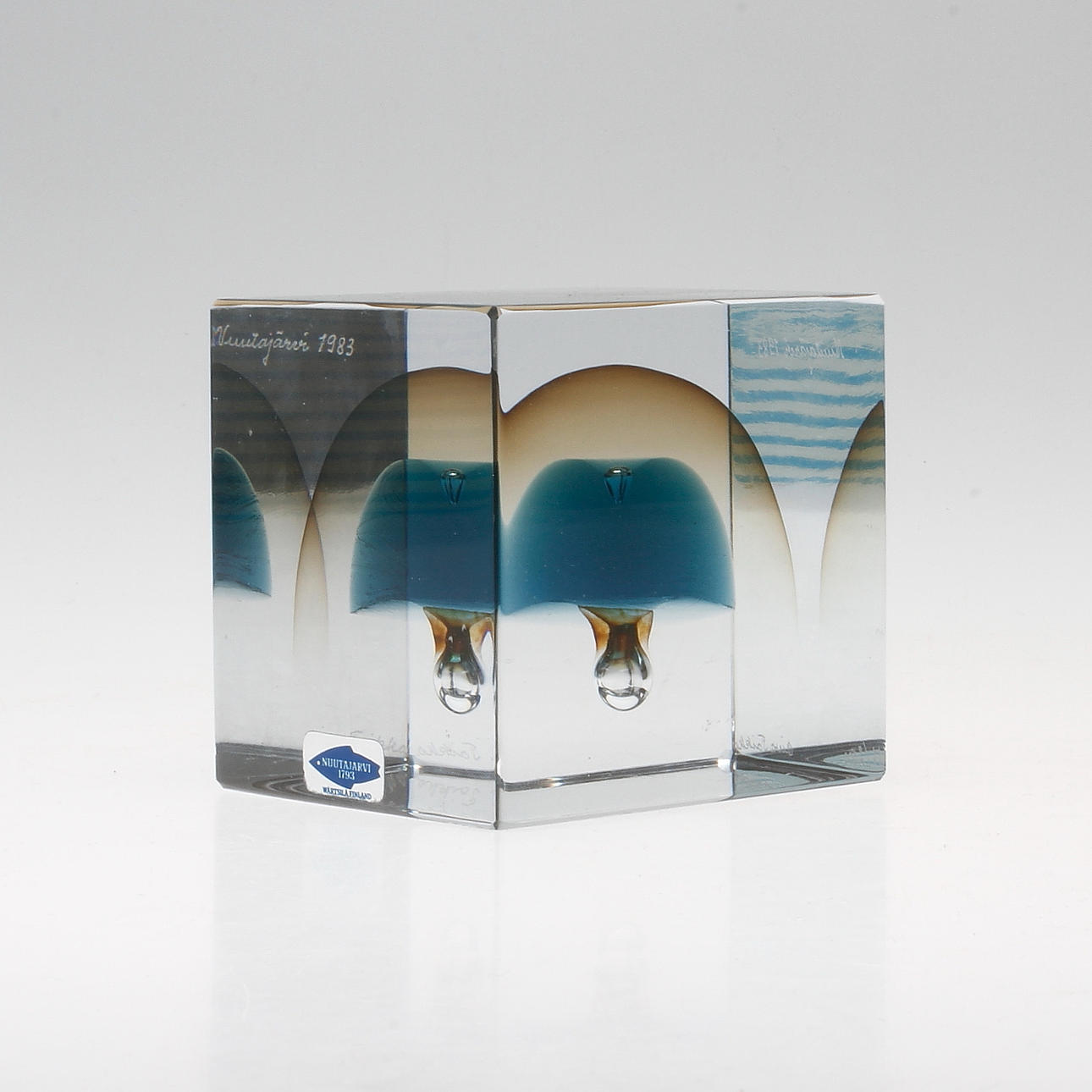 ÅRSKUB, glas, Oiva Toikka, Nuutajärvi 1983, signerad och numrerad 117/2000.