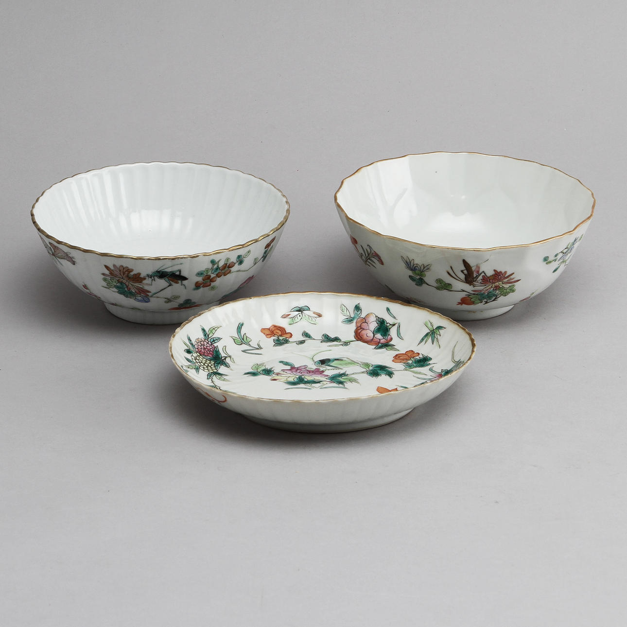 2 SKÅLAR och 1 FAT, porslin. Kina 1800-tal.