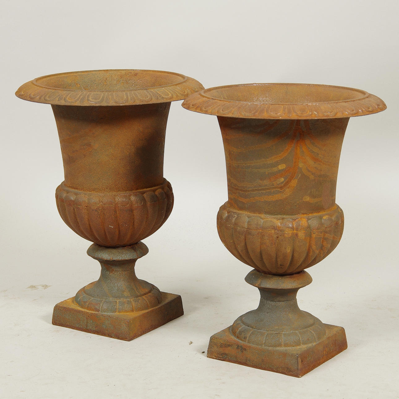 TRÄDGÅRDSURNOR, 1 par, gjutjärn, 1900-tal.