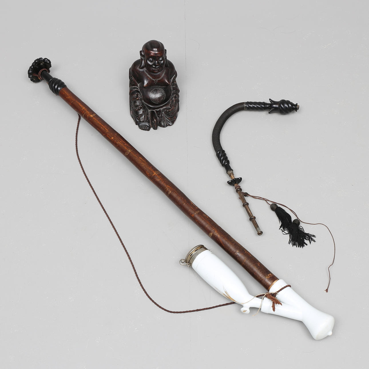 LÅNGPIPA och BUDDHA, porslin/trä, 1800-och 1900-tal.