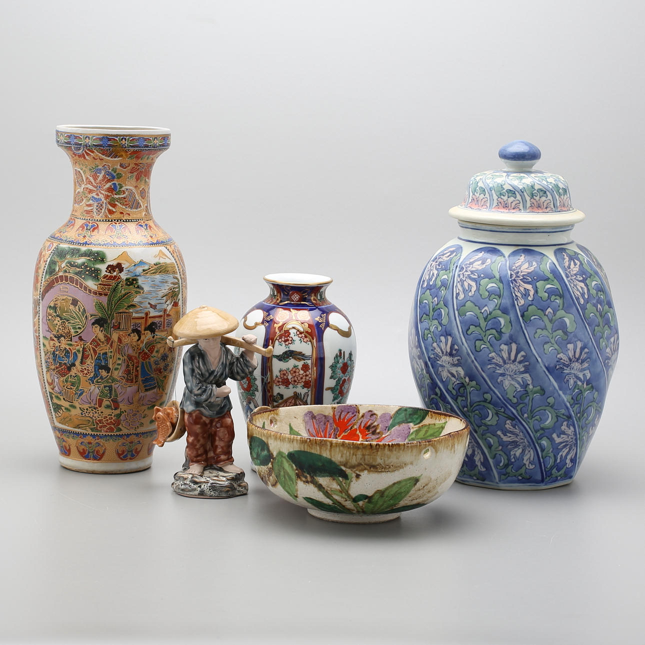 PORSLINSFÖREMÅL, 5 delar, orientaliska, 1900-tal.