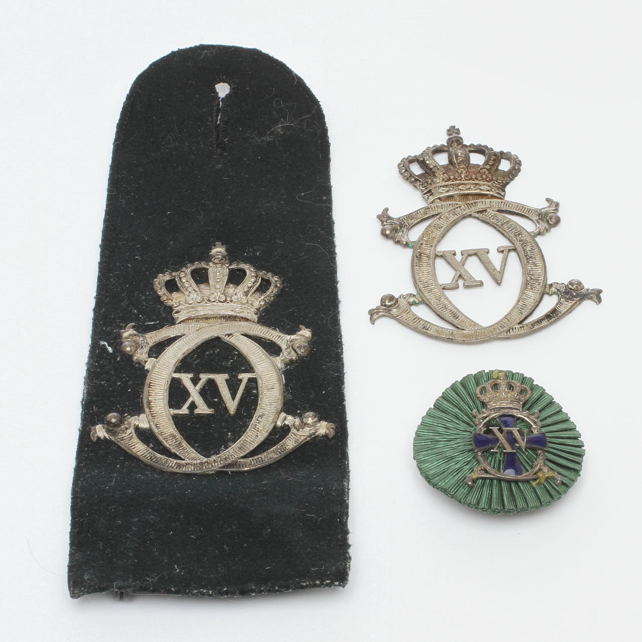 EMBLEM, 3 st, silver, med Karl XV:s monogram, troligen för livgardet.