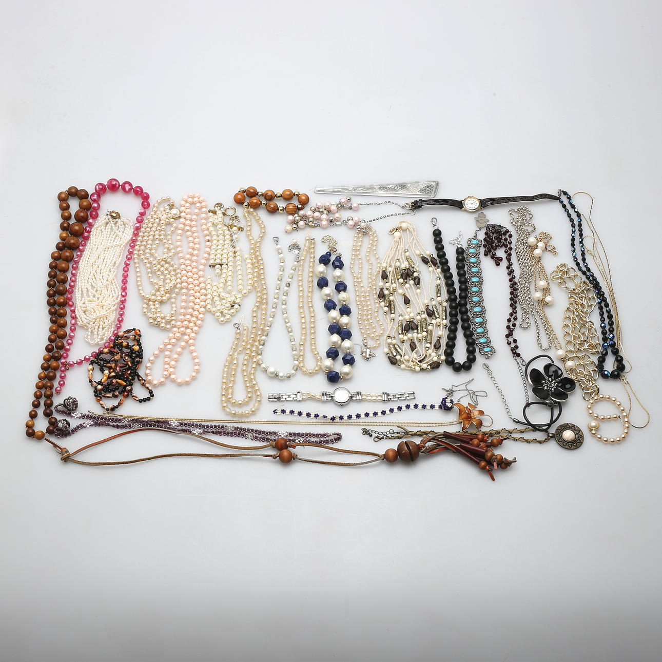 PARTI BIJOUTERIER , ca 40 delar, 1900-talet.