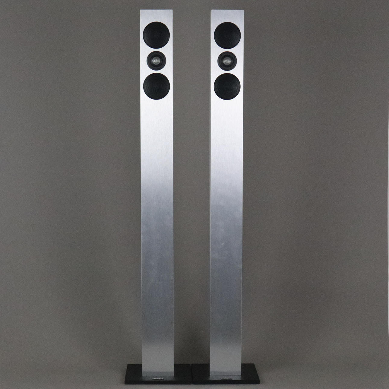 - par Revox ”Elegance Column” GOLVSTÅENDE HÖGTALARE.