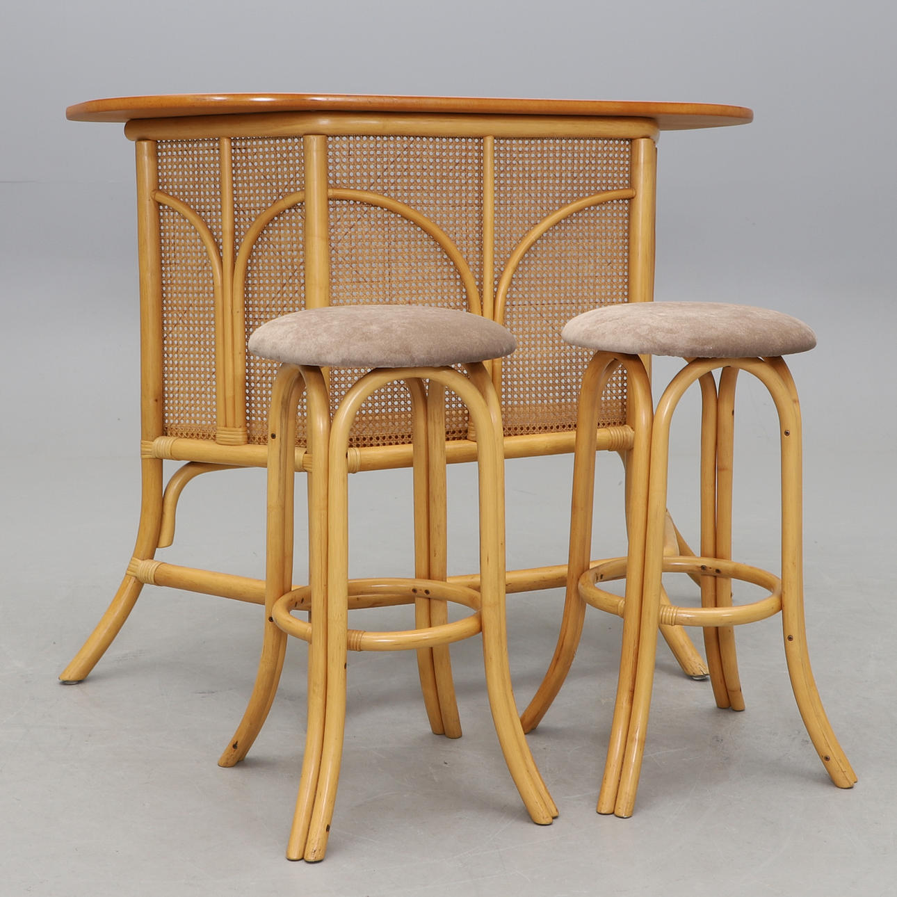 BAARITISKI JA 2 BAARITUOLIA, moderni tuotanto.