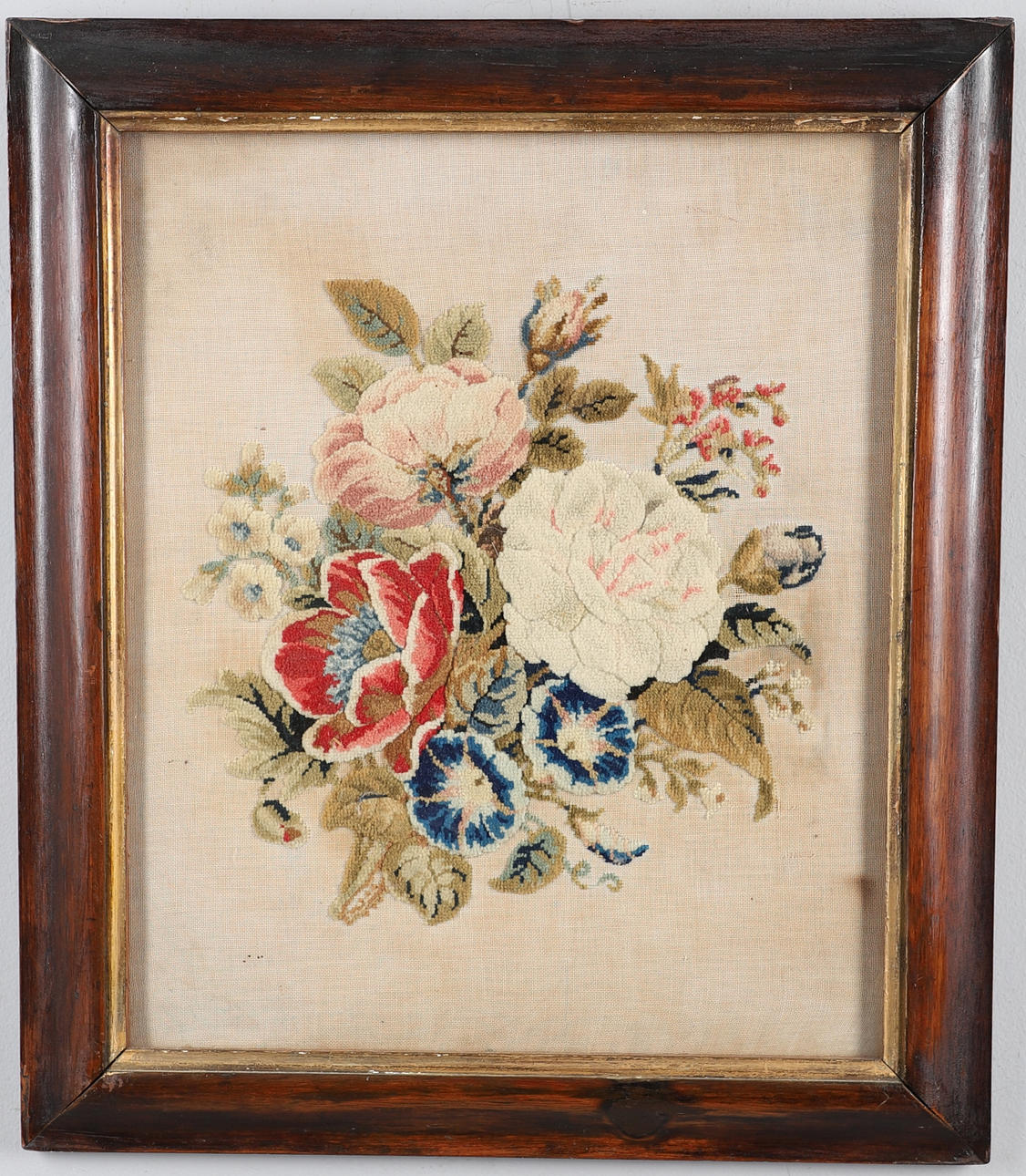 EN VIKTORIANSK UPPHÖJD ULLBLOMMIG BILD.