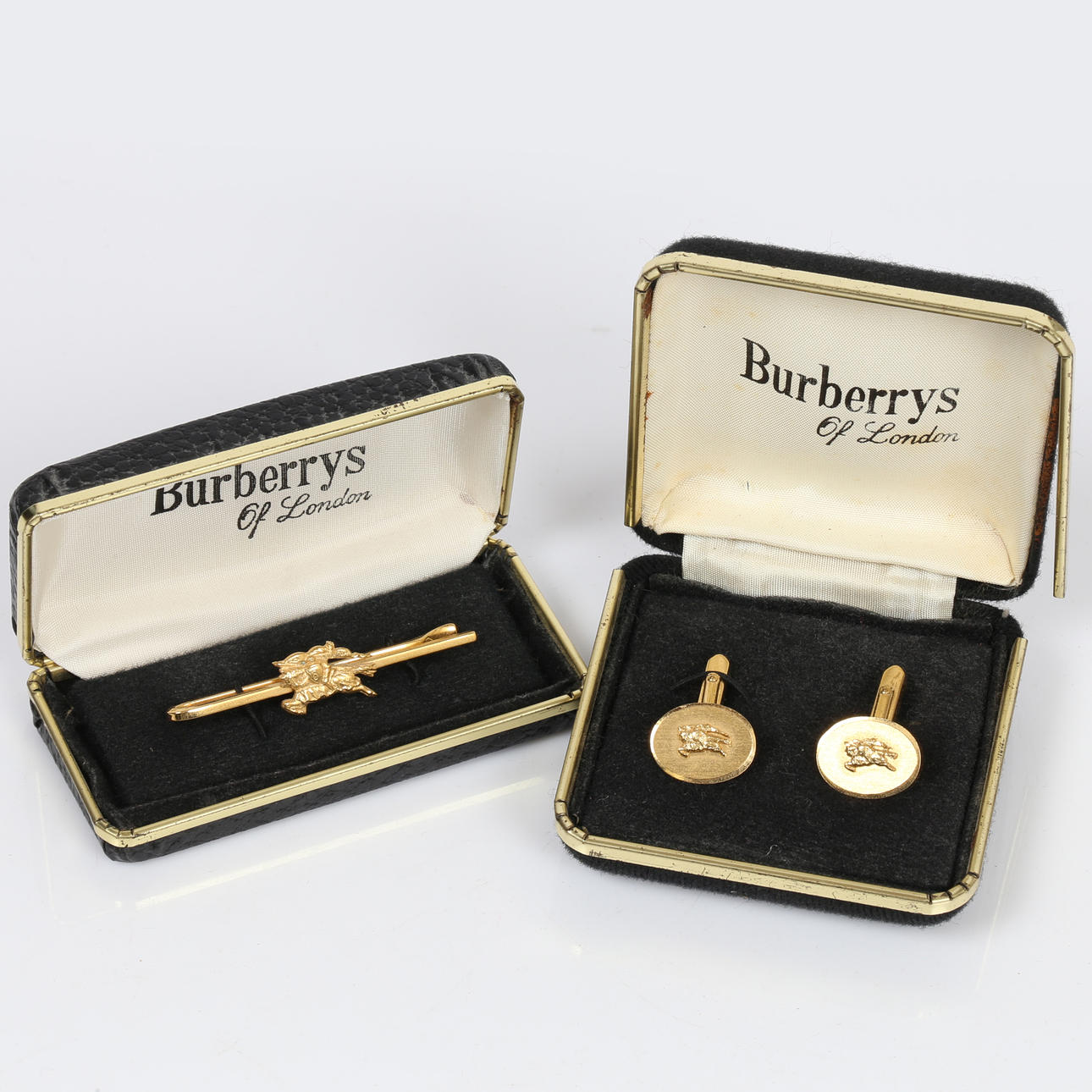 EIN PAAR BURBERRY-DESIGNER-MANSCHETTENKNÖPFE UND KRAWATTENNADEL (3).