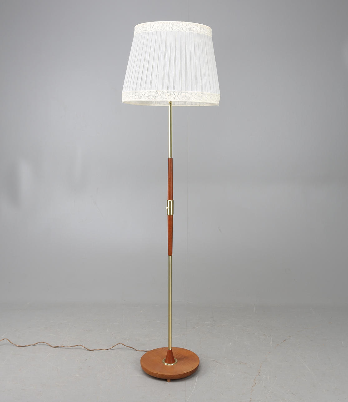 GOLVLAMPA, teak samt mässing, 1950/60-tal.