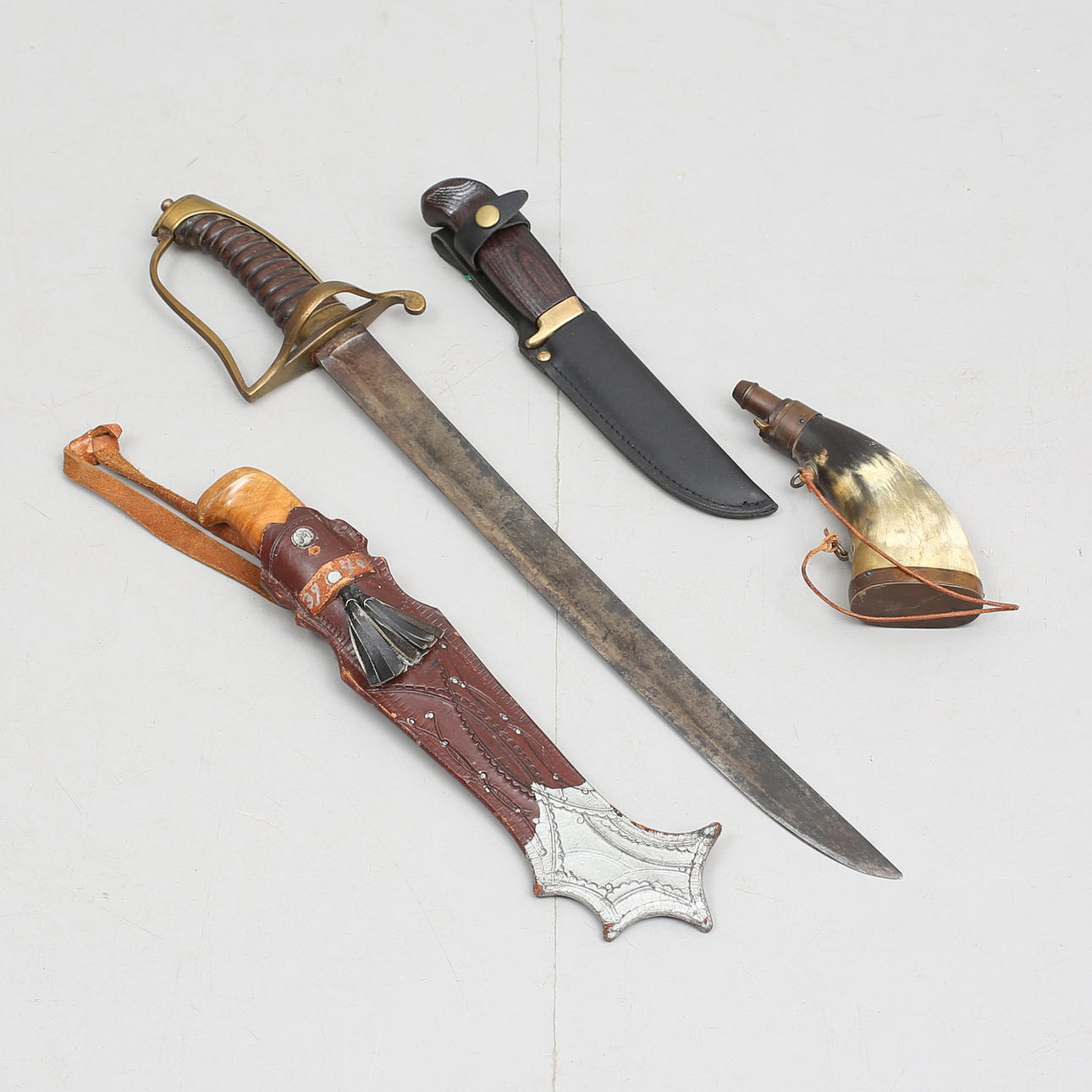 KNIVAR, m.m, 4 st, varav en delvis i horn, mm.