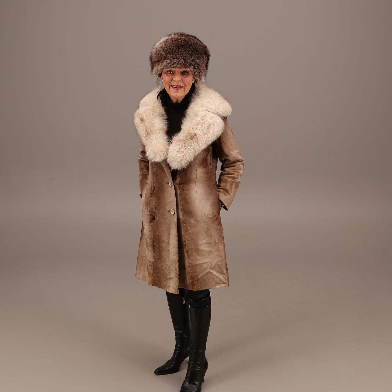 PÄLSJACKA med pälskrage, dam, storlek small / 38, rygglängd 92 cm.