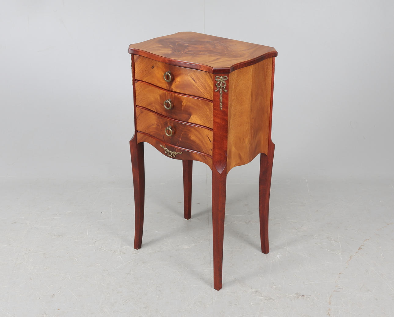 BYRÅ, gustaviansk stil, 1900-talets andra hälft.