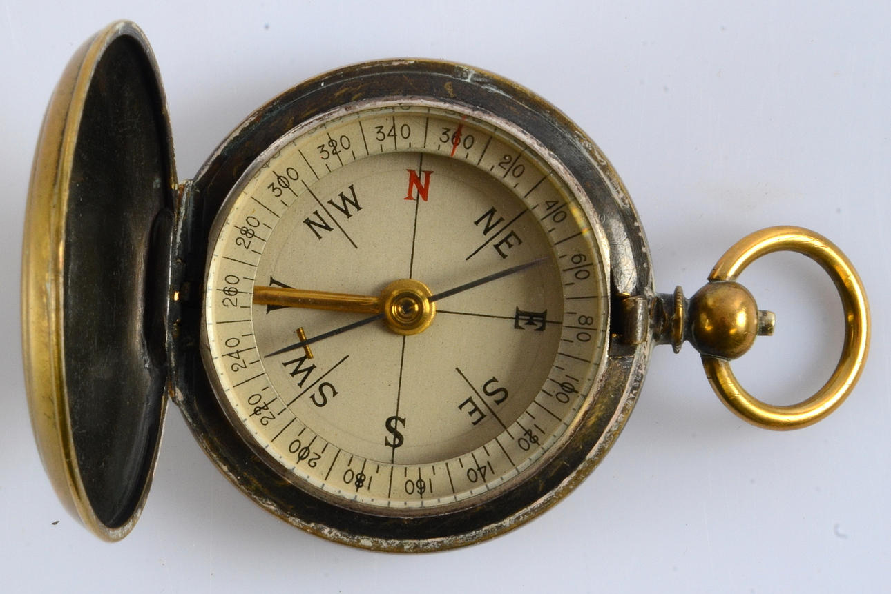 KOMPASS, gulmetall, 1900-talets första hälft.