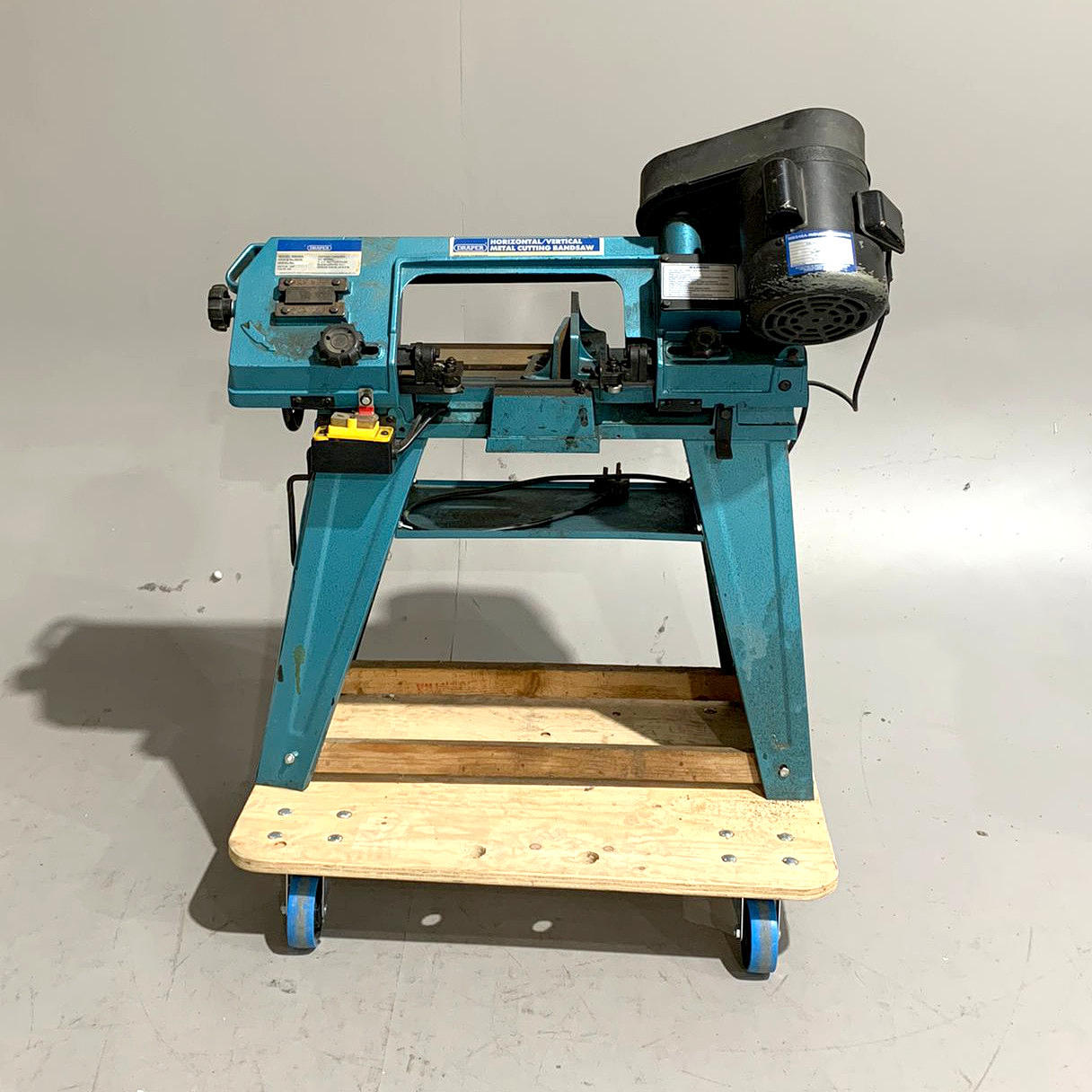 A DRAPER MBS46A VERTICAL AND HORIZONTAL BAND SAW.