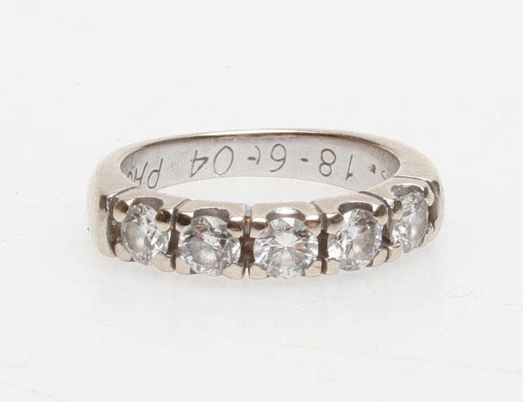 RING, sk alliansring, 18k guld med diamanter, totalt ca 1.20 ct, vikt ca 6 gram, vikt 2000-tal.