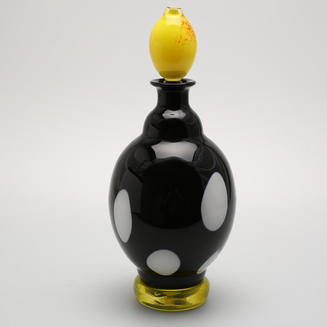 KARAFF, glas signerad Strömbergshyttan AÖ Anna Örnberg 9408, Sg.