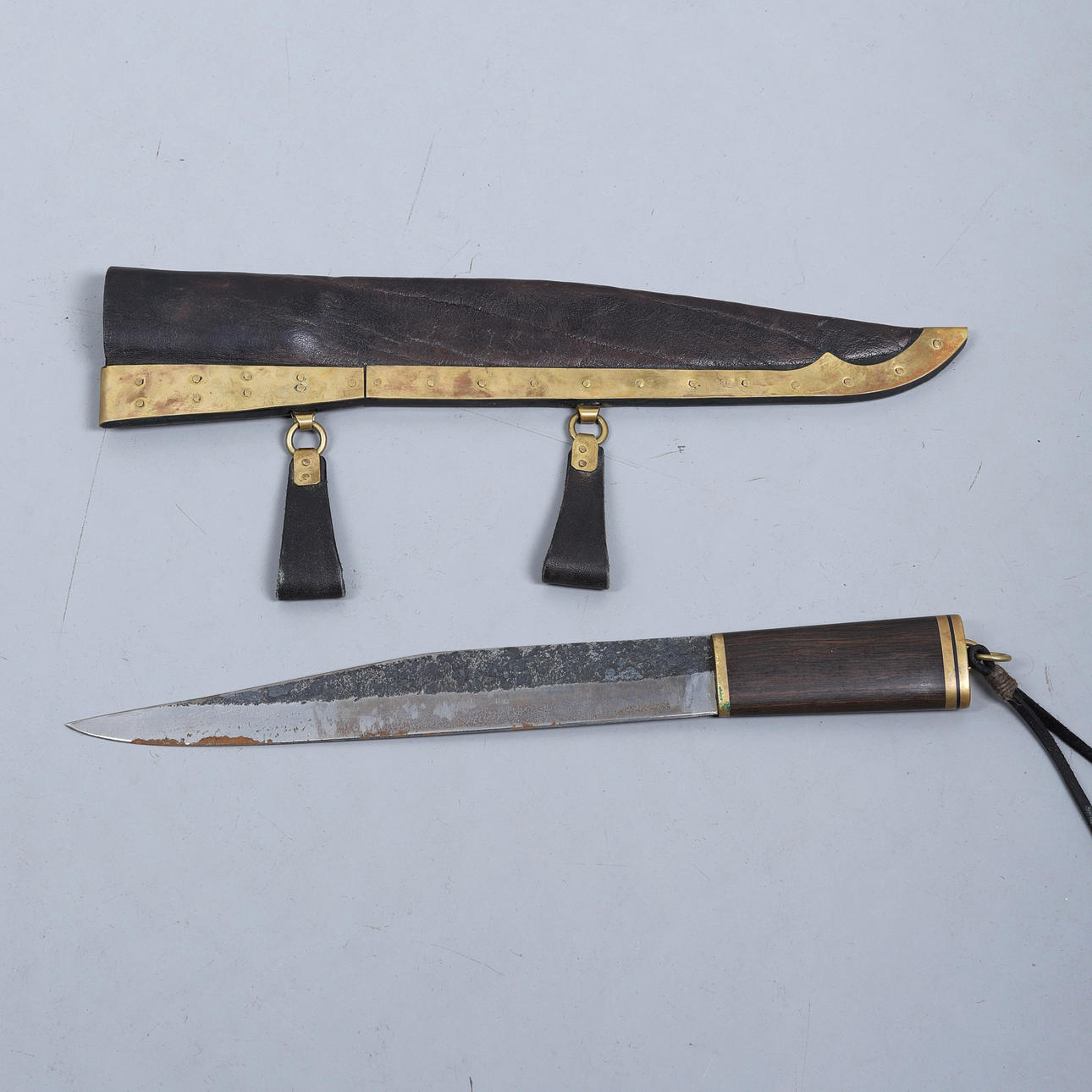 FUNDA DE CUCHILLO, ACERO, PIEL Y LATÓN.