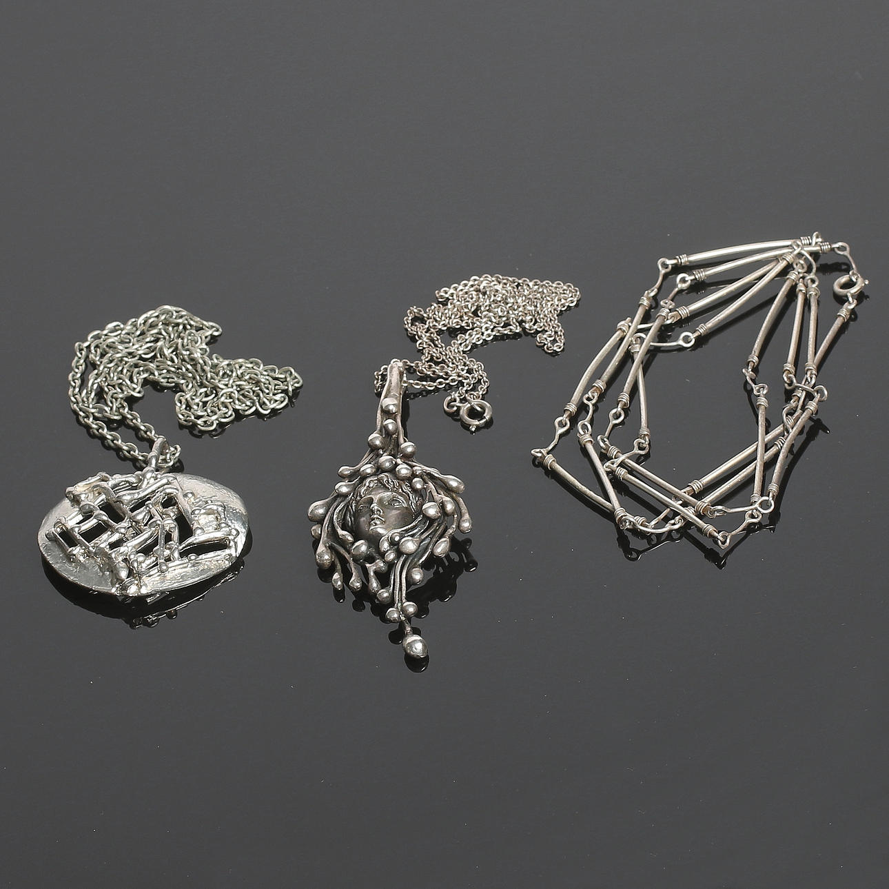 HALSBAND, 5 delar, silver samt tenn, bl.a. L. Laver, Stockholm, 1956. Nettovikt 45 gram.