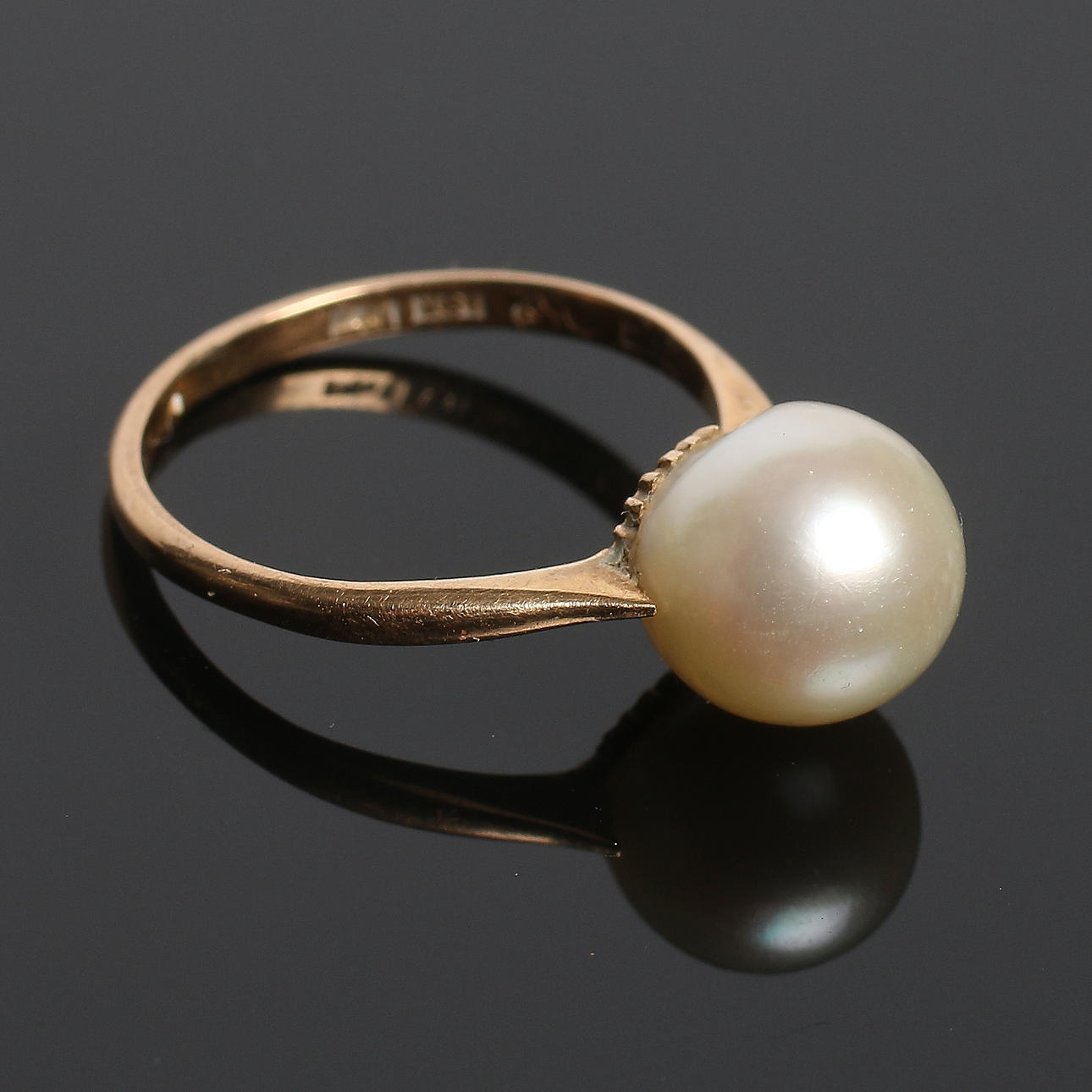 RING, 18k guld med odlad pärla, 1922. Bruttovikt 2 gram.