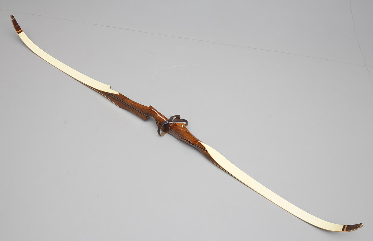 PILBÅGE, trä, Damon Howatt.