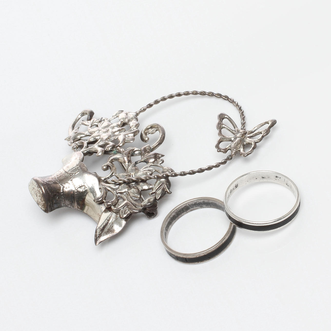 BROSCH silver, stämplad Lang samt RINGAR 2 st silver med emalj, David-Anderson, Norge.