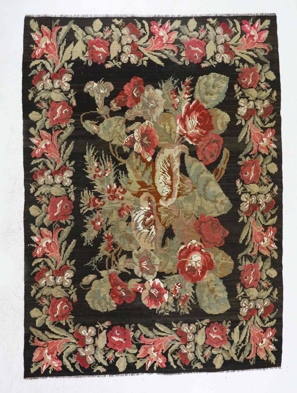 MATTA, Rosenkelim, 235x171 cm.