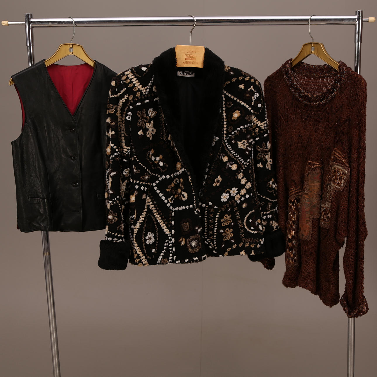 DAMKLÄDER: SKINNVÄST + JACKA + JUMPER.