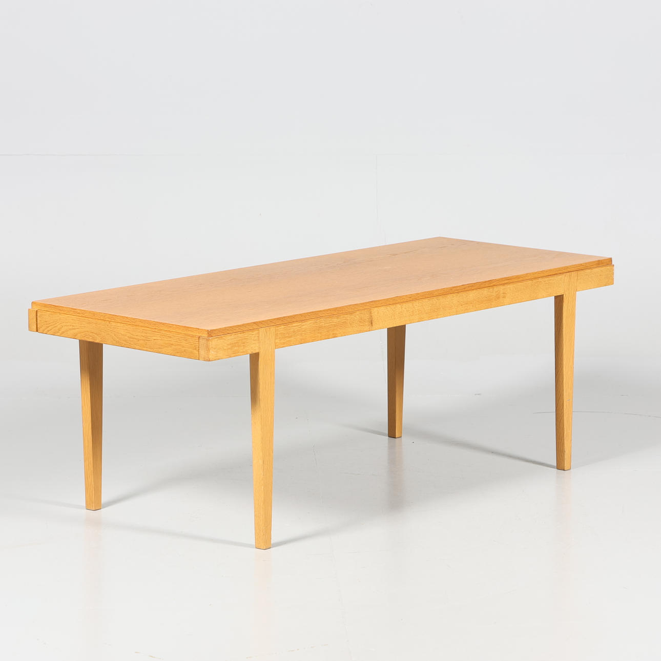 ULOSVEDETTÄVÄ PÖYTÄ, 1900-tal.