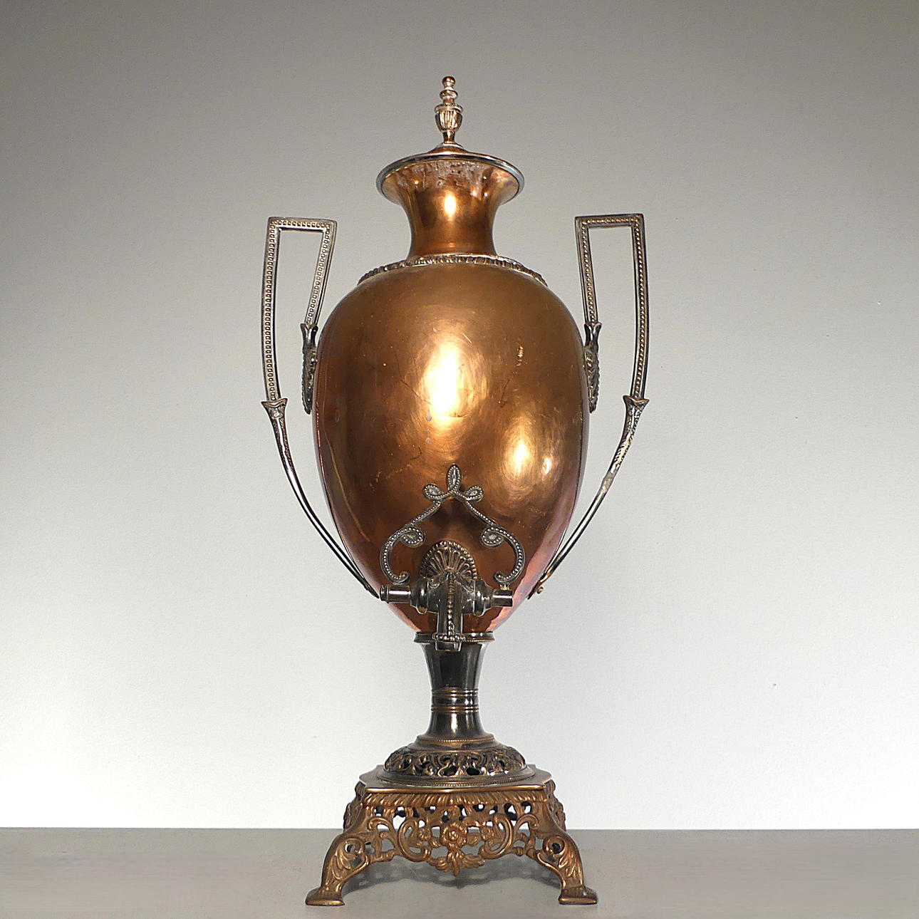 Ein Samowar aus Kupfer, London, England.