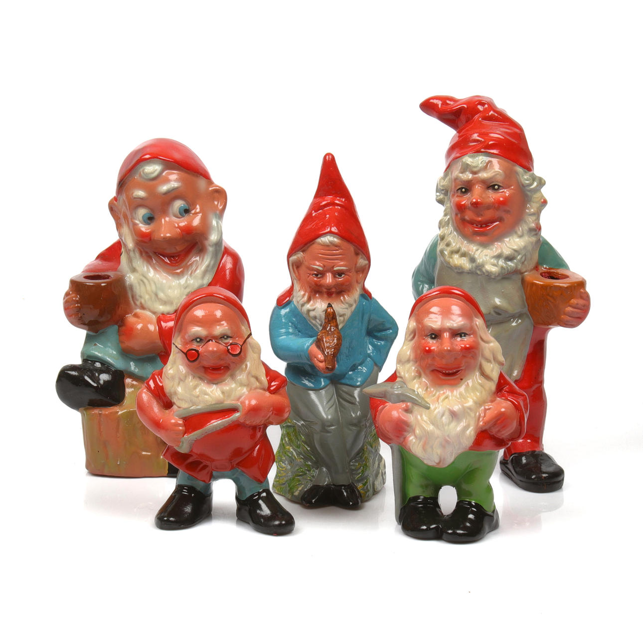 Conjunto de cinco cerámicas pintadas, del siglo XX.