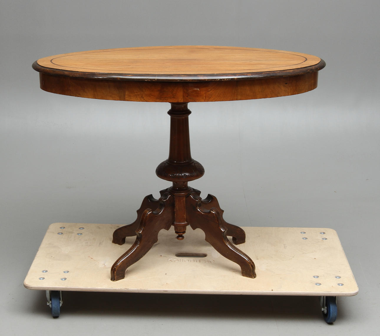 SALONGSBORD med pelarfot, 1800-tal.