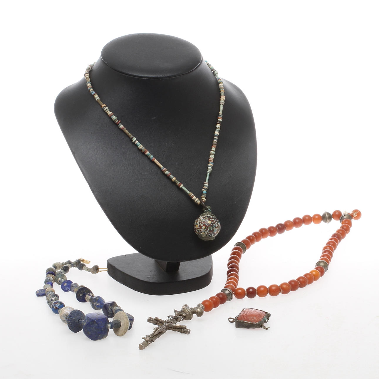 HALSBAND, 3 st, samt del av HÄNGE, bland annat jordfynd.