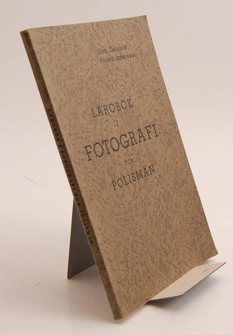 BOK OM POLISENS FOTOGRAFERING. Lärobok i fotografi för polismän.