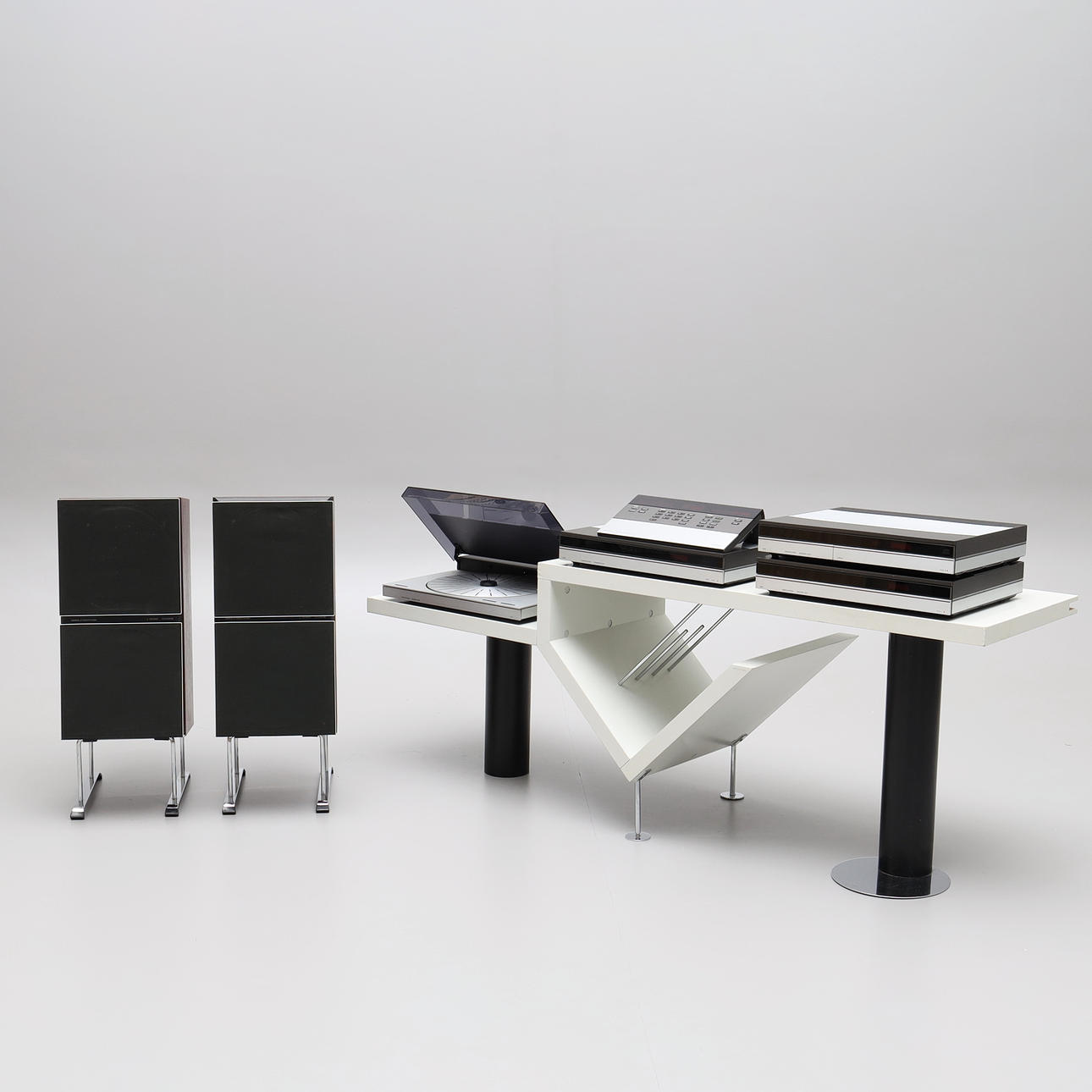 BANG & OLUFSEN. stereo system, 10 pieces, media bench “Attyca 2