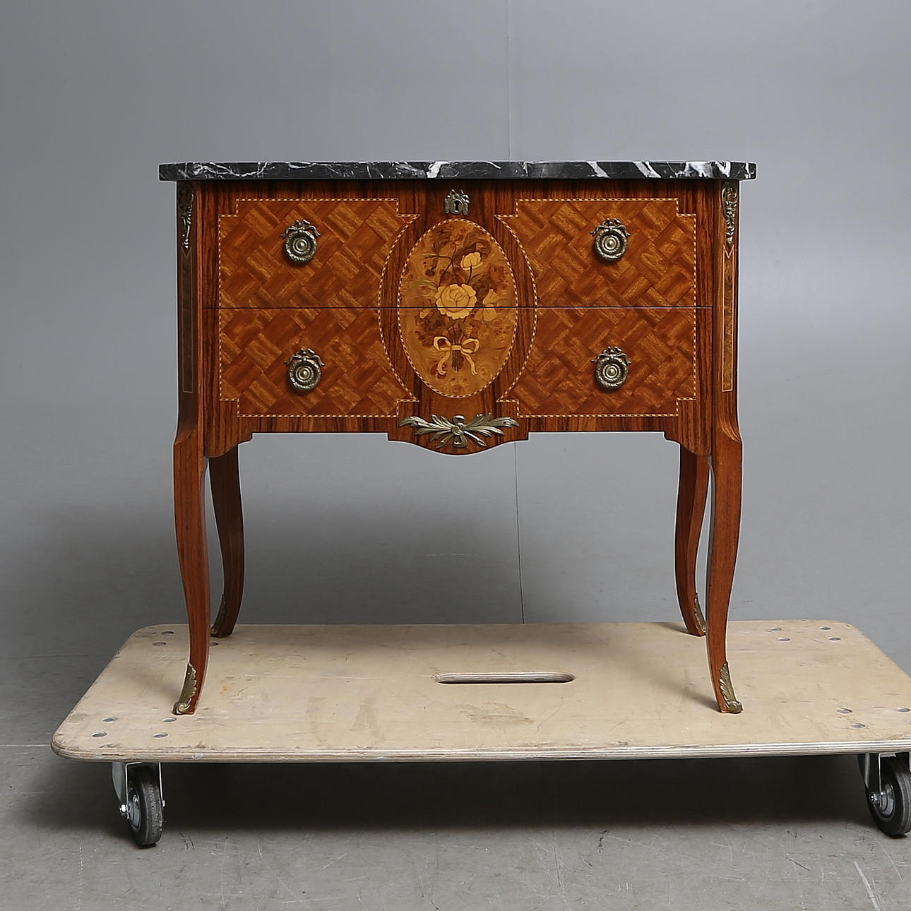 BYRÅ, rokokostil, så kallad Hauptbyrå, 1900-tal.